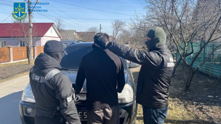 Зрада на даху: чоловік встановив камеру на даху будинку, щоб знімати військовий аеродром