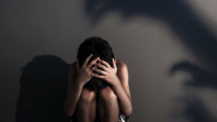 Вітчим ґвалтував дівчинку без свідомості в присутності іншої дитини